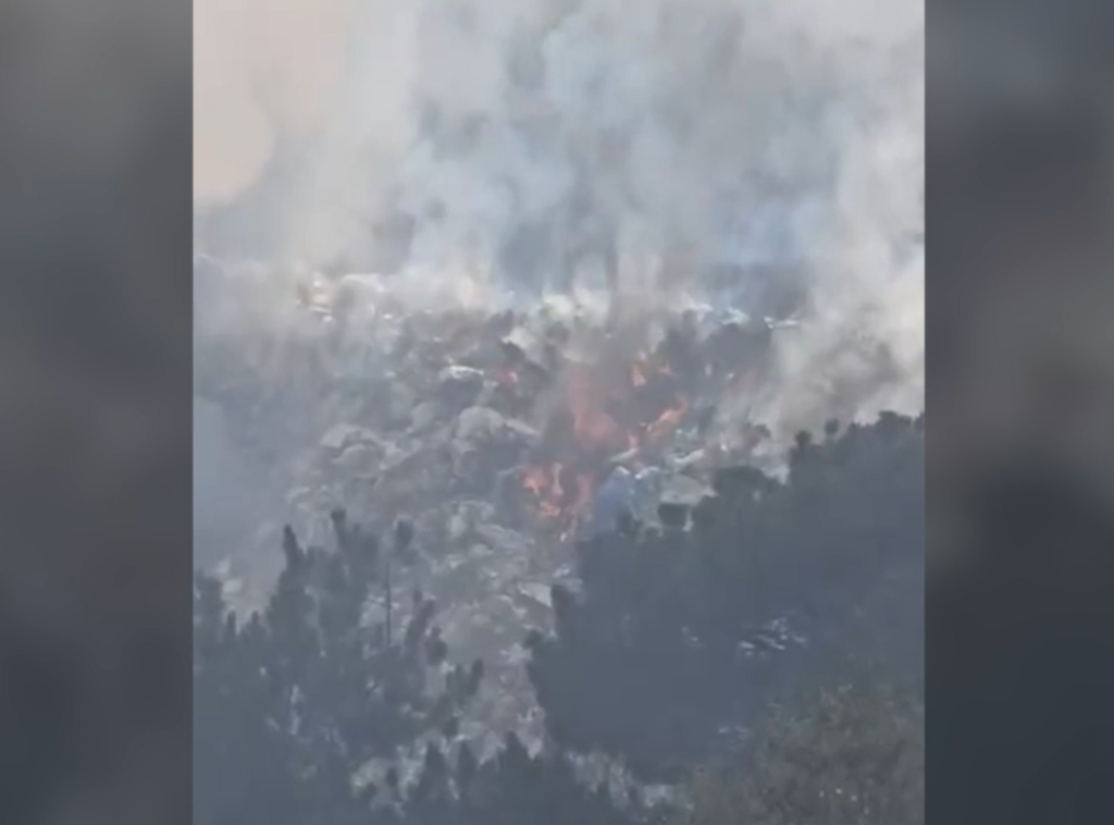 Gori deponija u Sjenici, stvara se gust dim