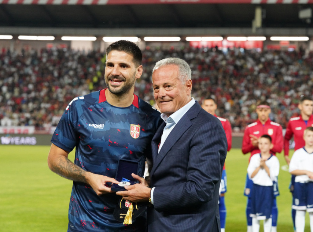 Bjeković i Stojanović uručili specijalnu medalju Mitroviću uoči meča sa Engleskom