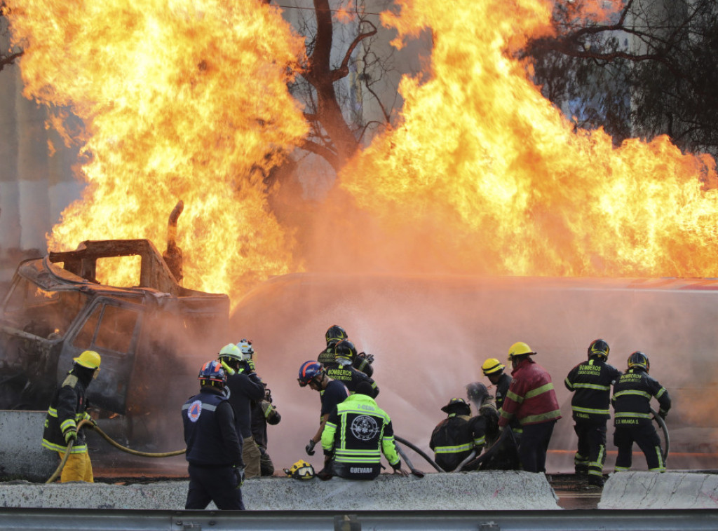 Tri osobe poginule, 70 povređeno u velikoj eksploziji gasne cisterne u Meksiko Sitiju