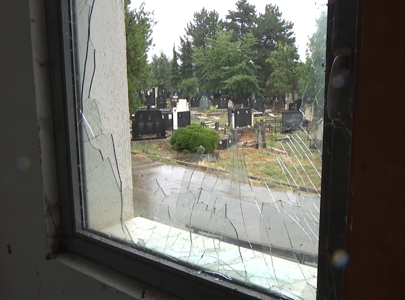 Oskrnavljena kapela na pravoslavnom groblju u Prištini