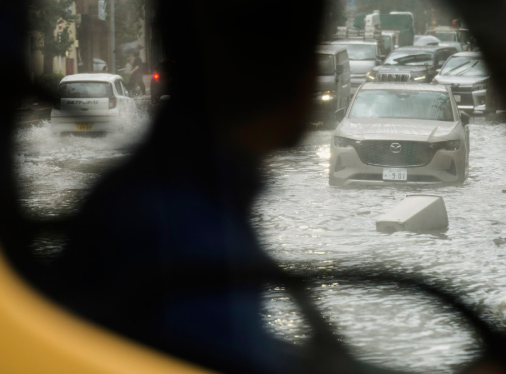 Obustavljen železnički i vazdušni saobraćaj zbog nevremena u Tokiju