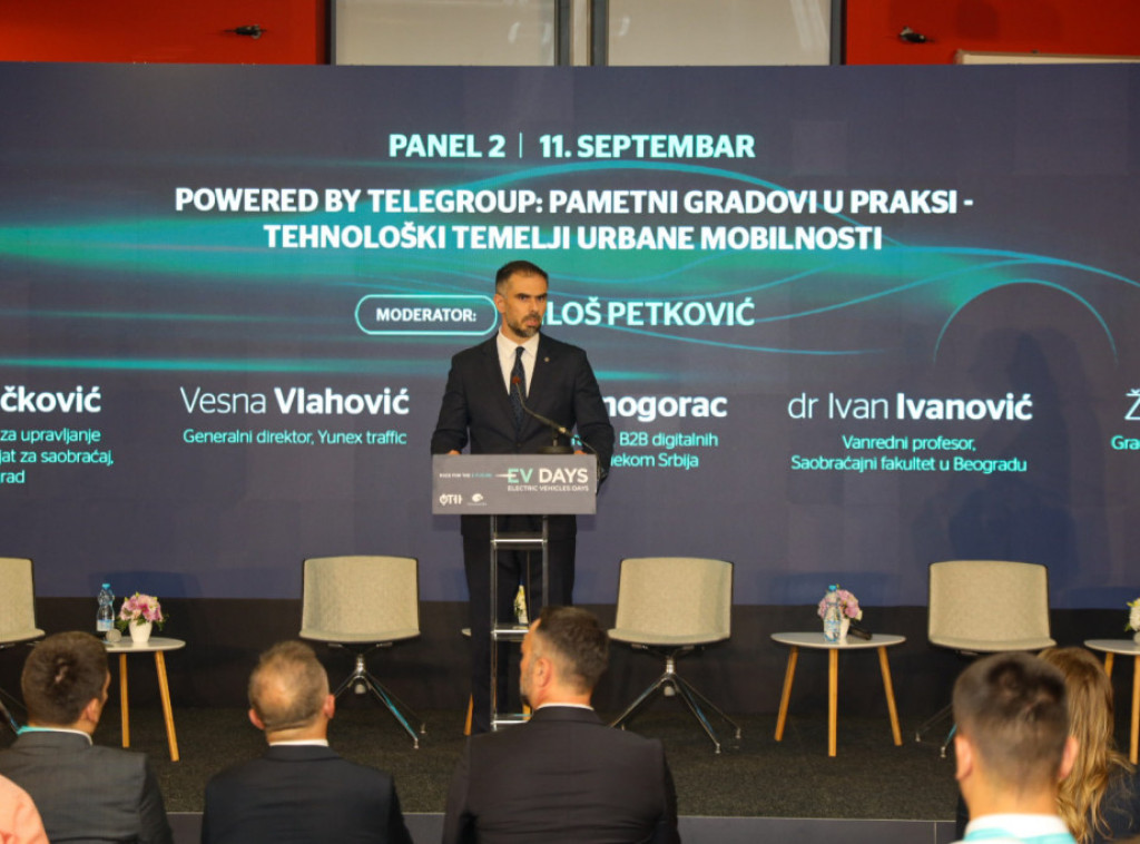 Mićin učestvovao na manifestaciji posvećenoj električnim vozilima u Novom Sadu