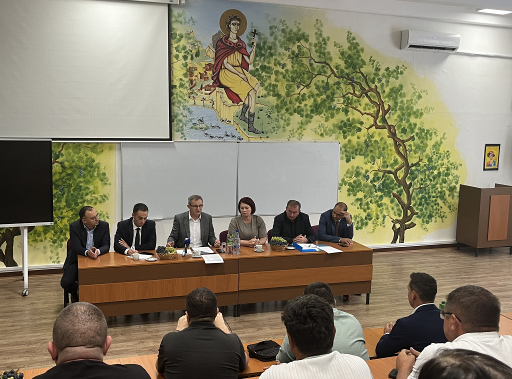 Ministar Glamočić u Aleksandrovcu: Direktori škola moraju da preuzmu veću odgovornost