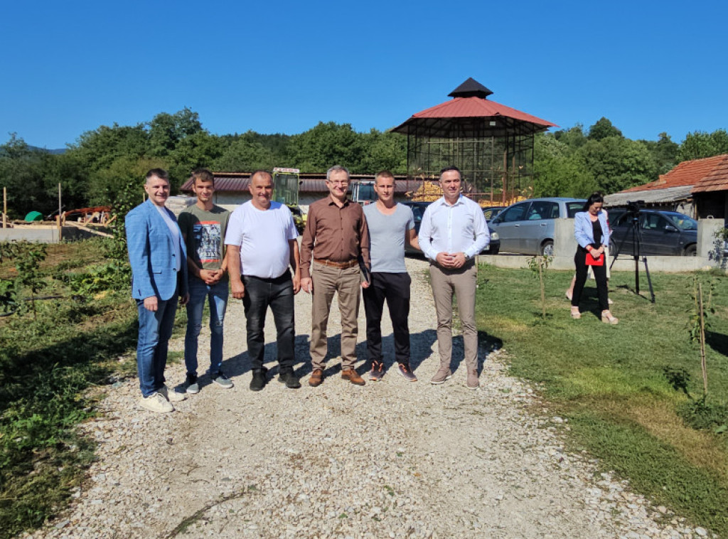 Ministar Glamočić posetio gazdinstva porodica Cvetković i Tošić u okolini Vrnjačke Banje