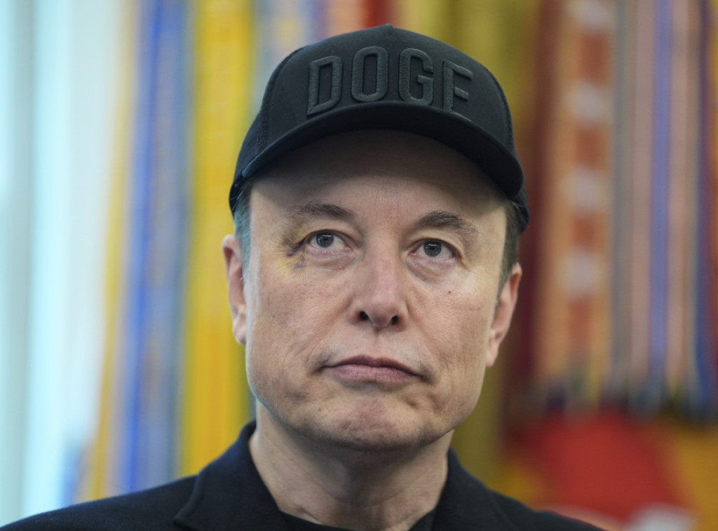 Velika Britanija zahteva od Maska odgovore zbog seksualizovanih fotografija na Grok-u