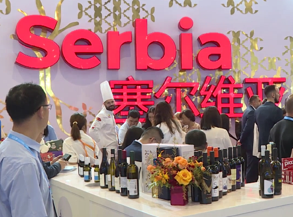 Srpska pogača, vino i rakija osvojili Kineze i druge posetioce paviljona Srbije u Sjamenu