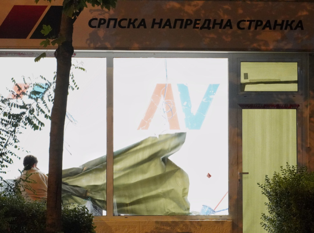 Slomljena stakla na prostorijama Gradskog odbora SNS u Kragujevcu, počinioci privedeni