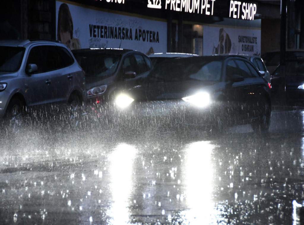 Nevreme praćeno pljuskovima i grmljavinom pogodilo Beograd i okolinu