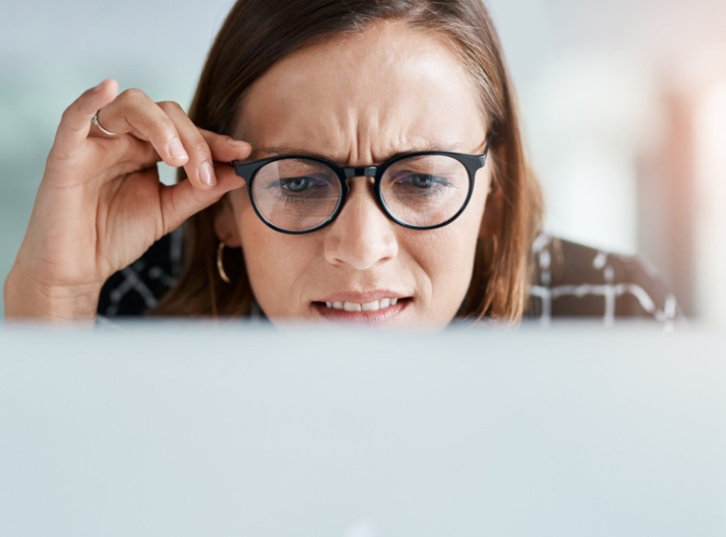 Studija: Kapi za oči mogu da zamene naočare za čitanje