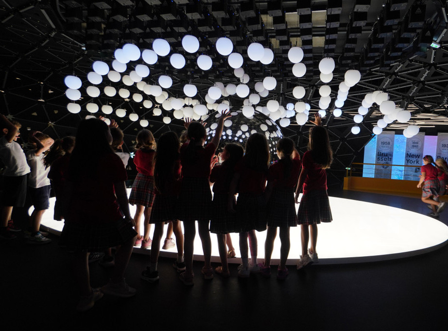 Učenici iz Beograda oslikali zastavu u Ekspo Plejgraundu povodom Dana srpskog jedinstva