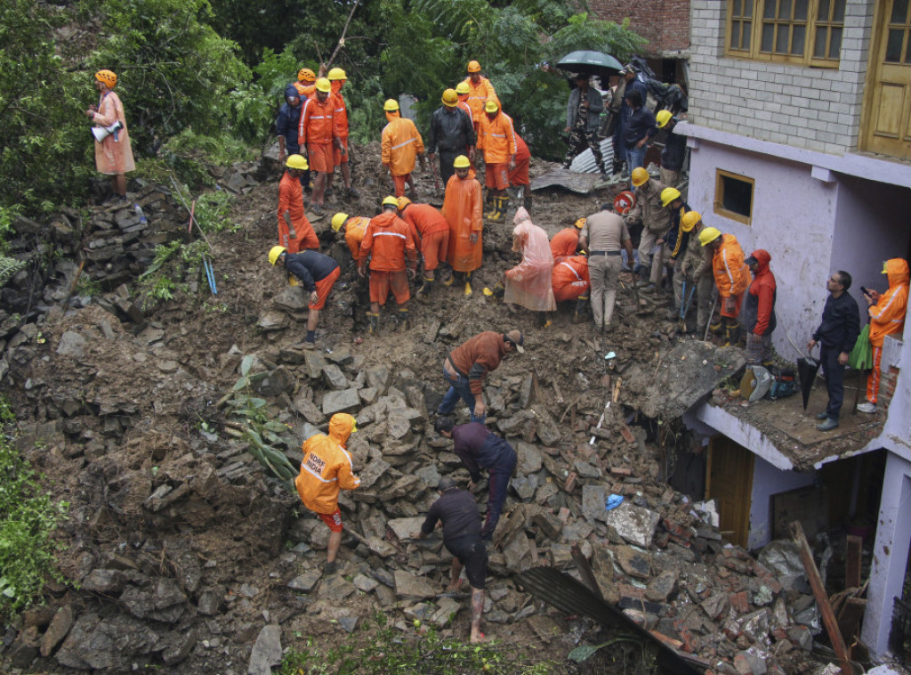 Najmanje 15 osoba poginulo u klizištima na severu Indije