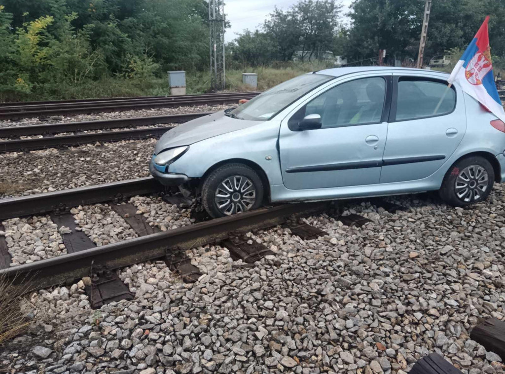 Automobil sleteo na prugu u železničkoj stanici Golubinci, brzo uspostavljen saobraćaj