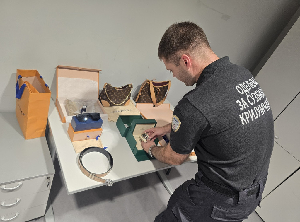 Na aerodromu "Nikola Tesla" otkriveni koferi puni neprijavljenih luksuznih stvari