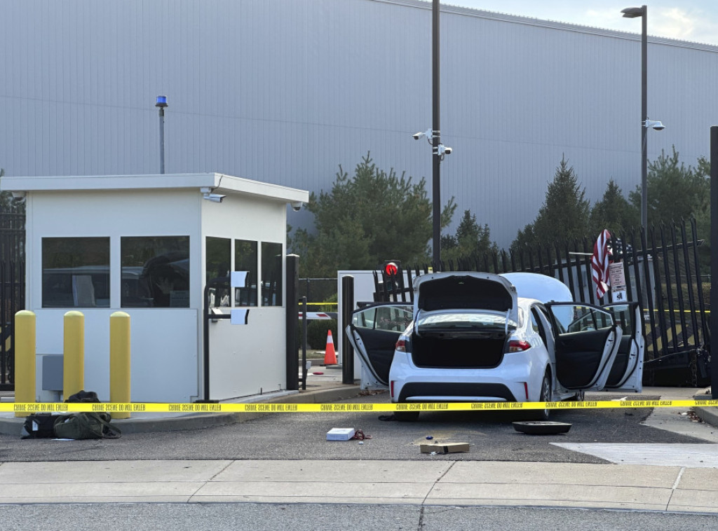 Vozač autom udario u kapiju FBI zgrade u Pitsburgu i ostavio američku zastavu