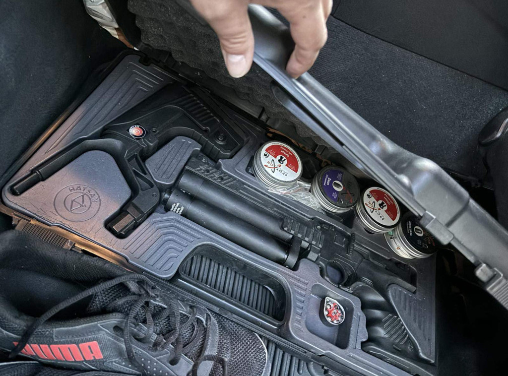 Na graničnom prelazu Preševo otkriveni gasni pištolji i municija ispod sedišta automobila