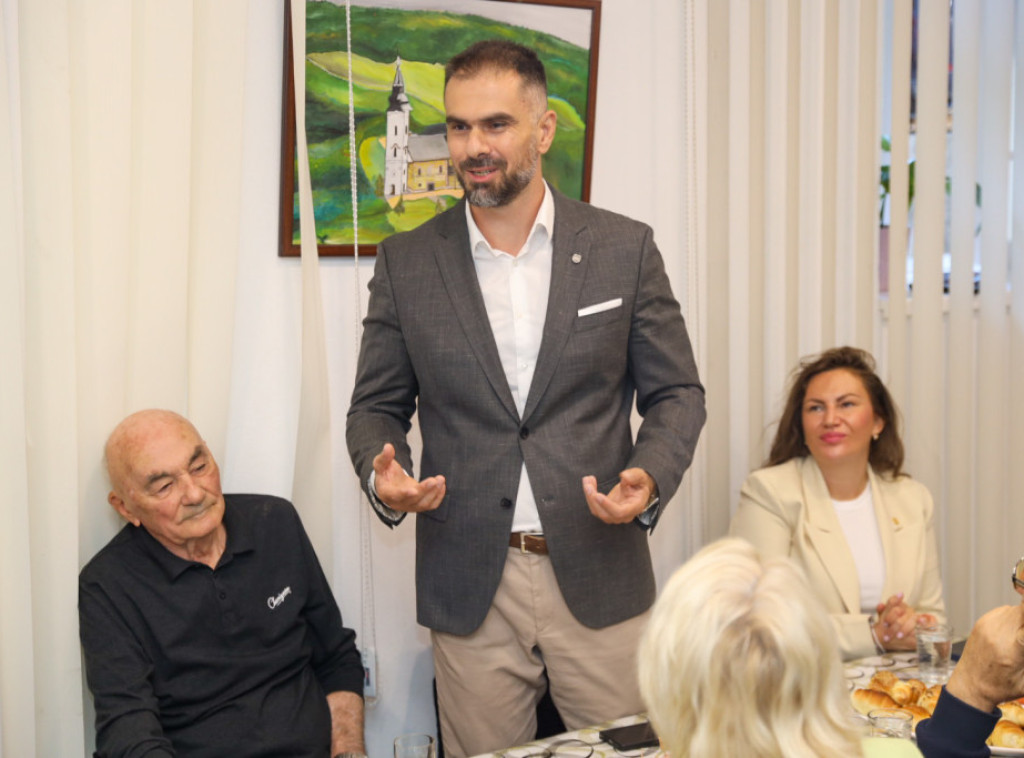 Žarko Mićin posetio novootvoreni klub penzionera u centru Novog Sada