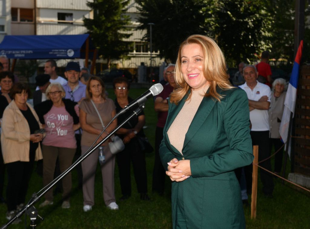 Ministarka Paunović prisustvovala manifestaciji "Tromeđa bez međa": Žene su stubovi porodica i društva
