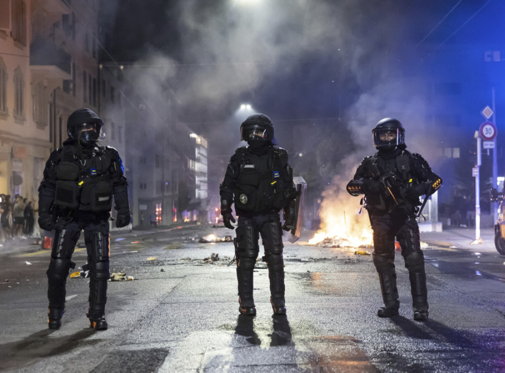 Sukobi demonstranata u Lozani, policija upotrebila suzavac i vodene topove