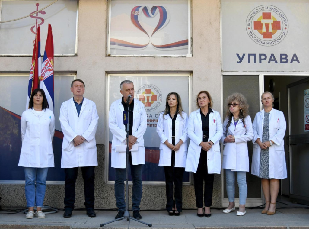 Ispred KBC u Kosovskoj Mitrovici protest zaposlenih zbog upada tzv. kosovske policije u KBC i Dom zdravlja