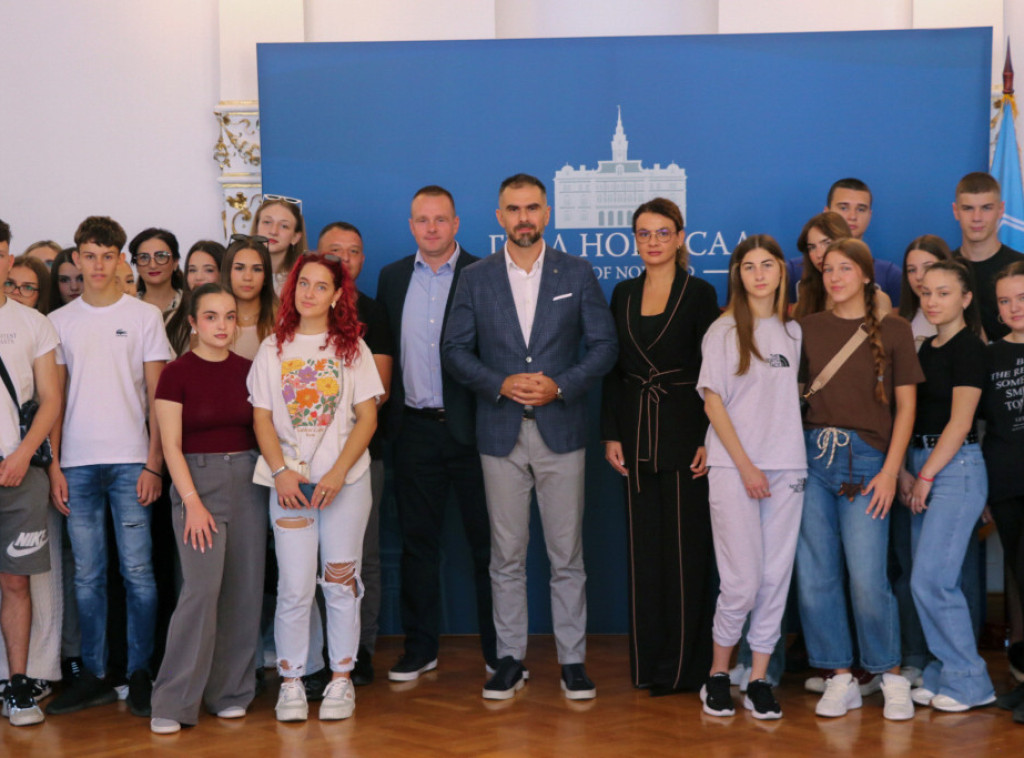 Žarko Mićin primio srednjoškolce iz Štrpca: Novi Sad će nastaviti da pruža pomoć deci sa KiM