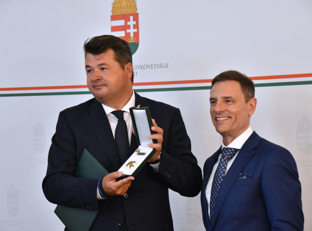 Profesor Vladan Petrov primio odlikovanje Oficirski krst madjarskog Ordena za zasluge
