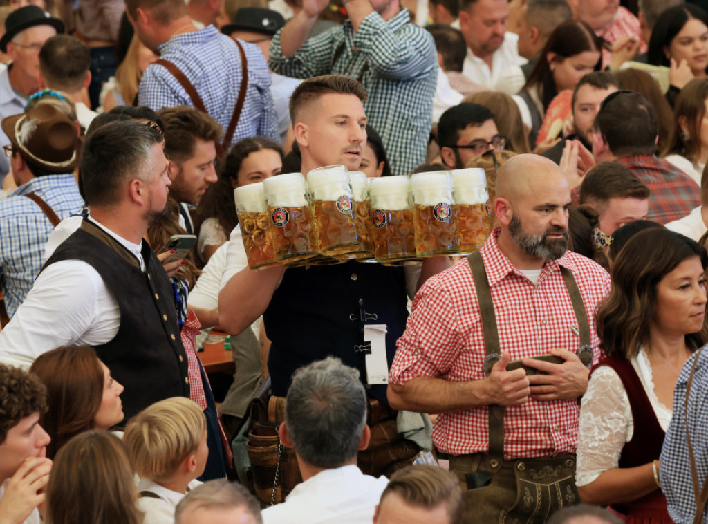 Počeo Oktoberfest, gradonačelnik Minhena otvorio prvo bure piva uz dva udarca