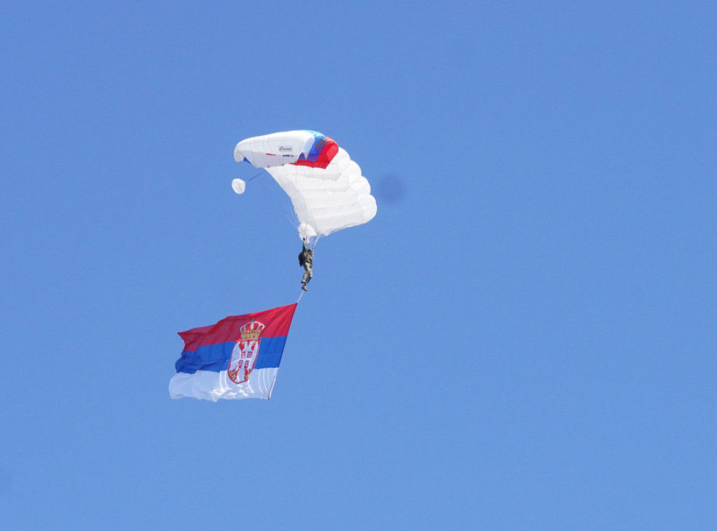 Padobranskim skokom završena vojna parada "Snaga jedinstva"