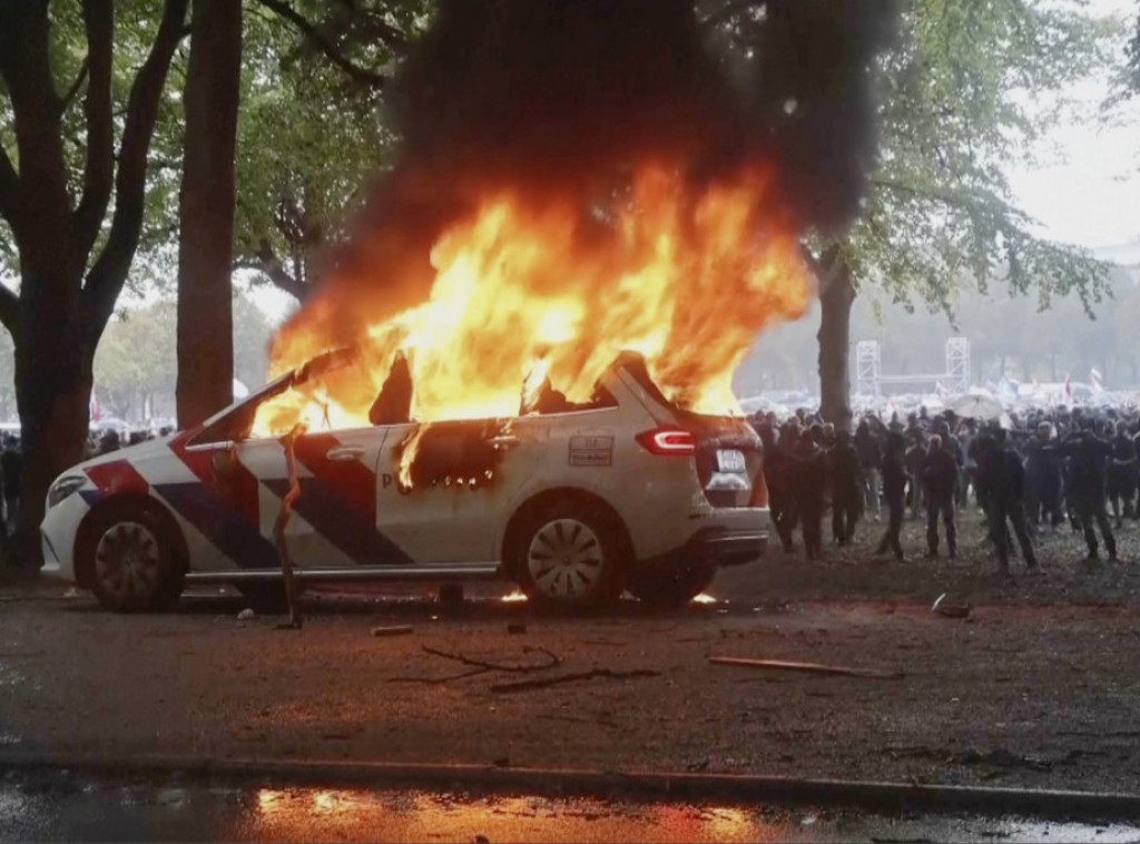 Sukobi demonstranata i policije u Hagu, zapaljena policijska kola, bačen suzavac