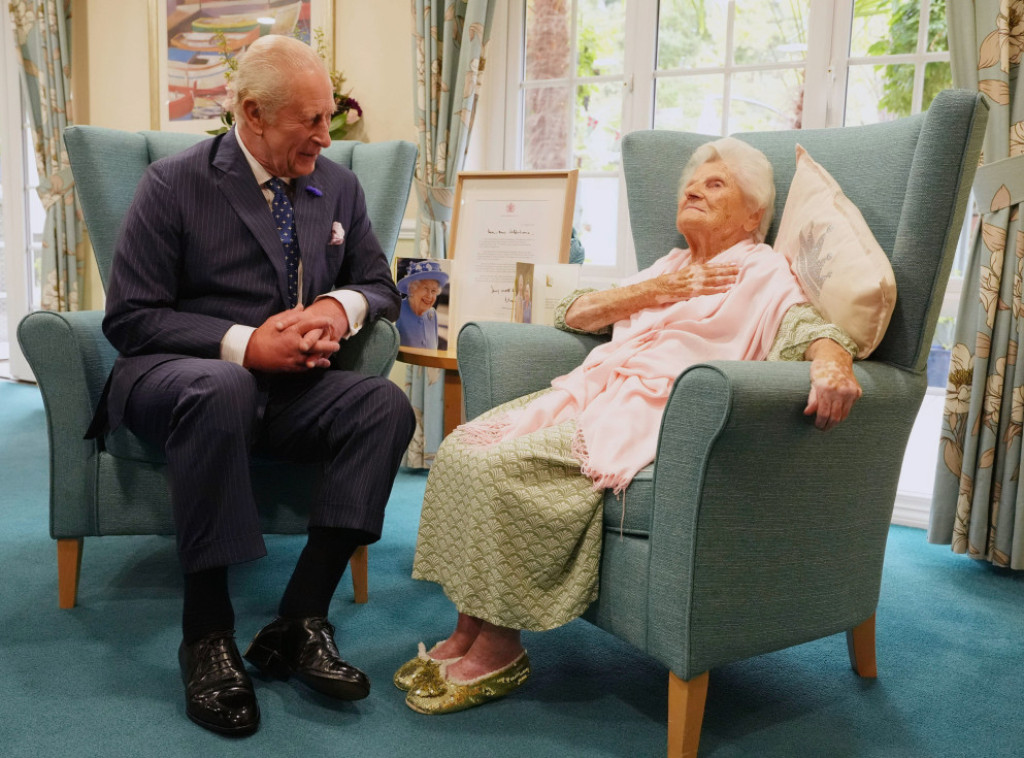 Kralj Čarls III posetio najstariju osobu na svetu, Britanku Etel Karetham