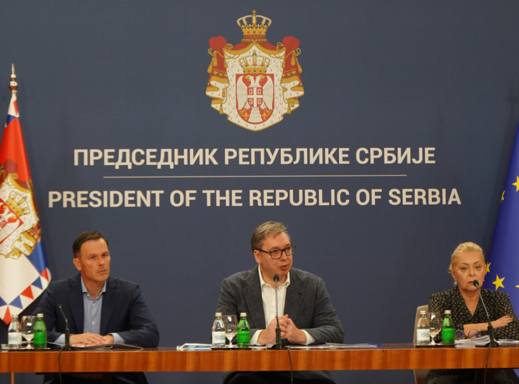 Vučić: Od 1. oktobra povećanje plata zdravstvenom i obrazovnom sektoru, kao i minimalca