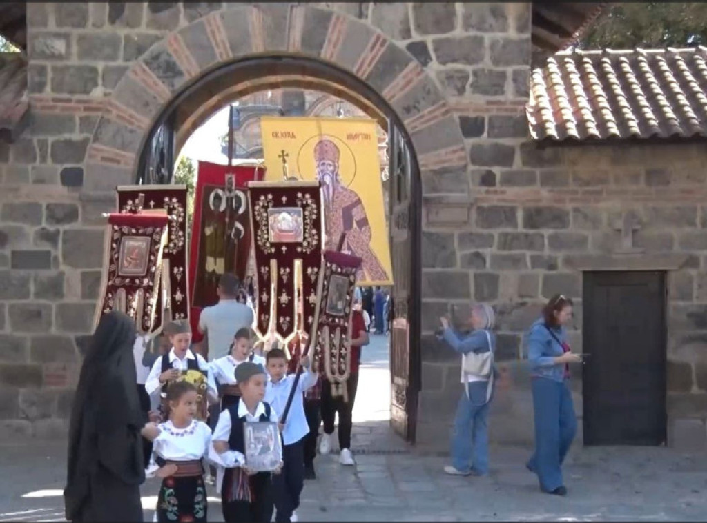 U Gračanici litugijom i litijama obeležen praznik Mala Gospojina i Dan opštine