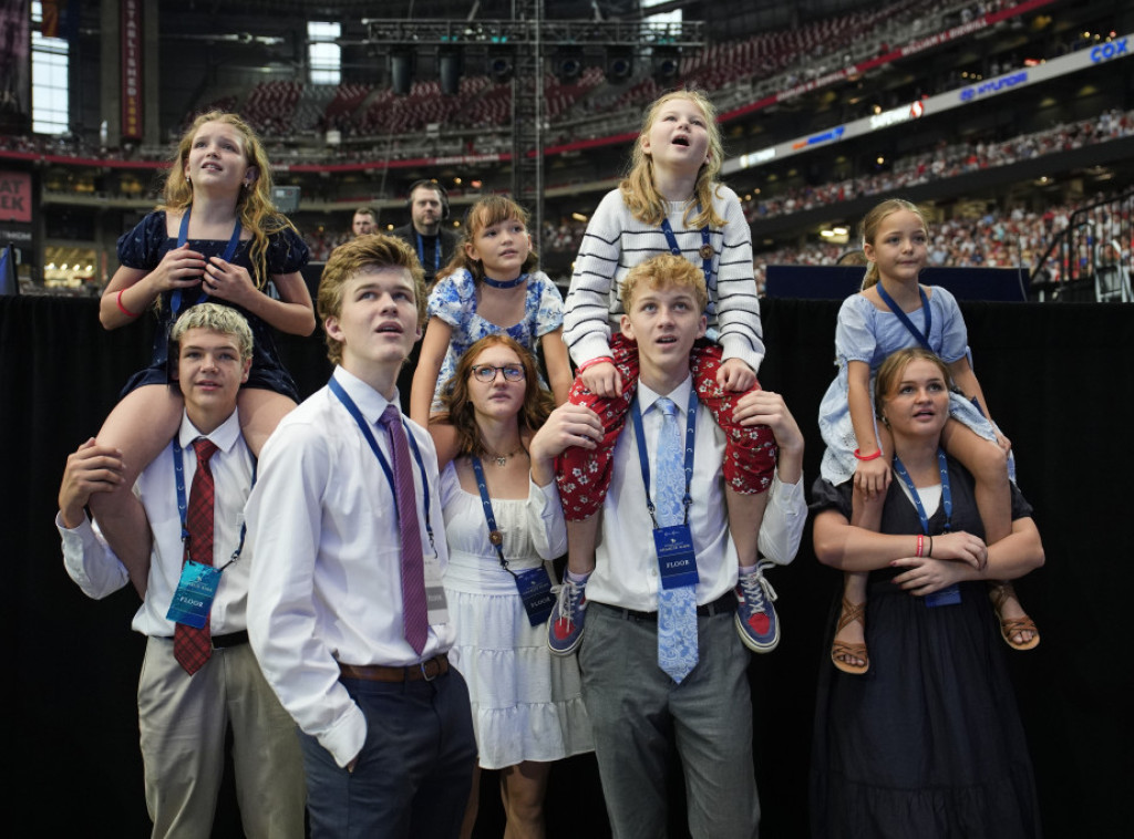 Tramp i drugi zvaničnici odali poštu Čarliju Kirku na komemotarivnom skupu