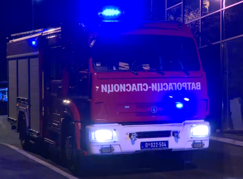 Veliki požar izbio na Novom Beogradu, vatrogasci pokušavaju da spreče širenje vatre
