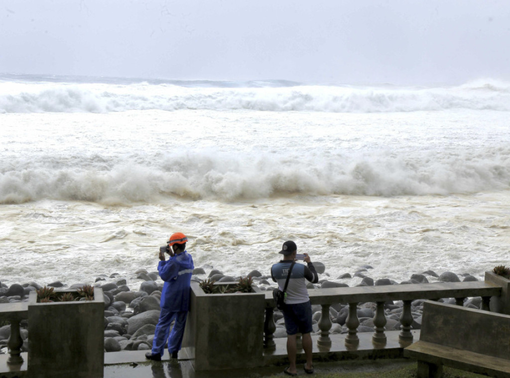 Tajfun Ragasa pogodio Filipine, evakuacije u Hongkongu, Tajvanu i Kini