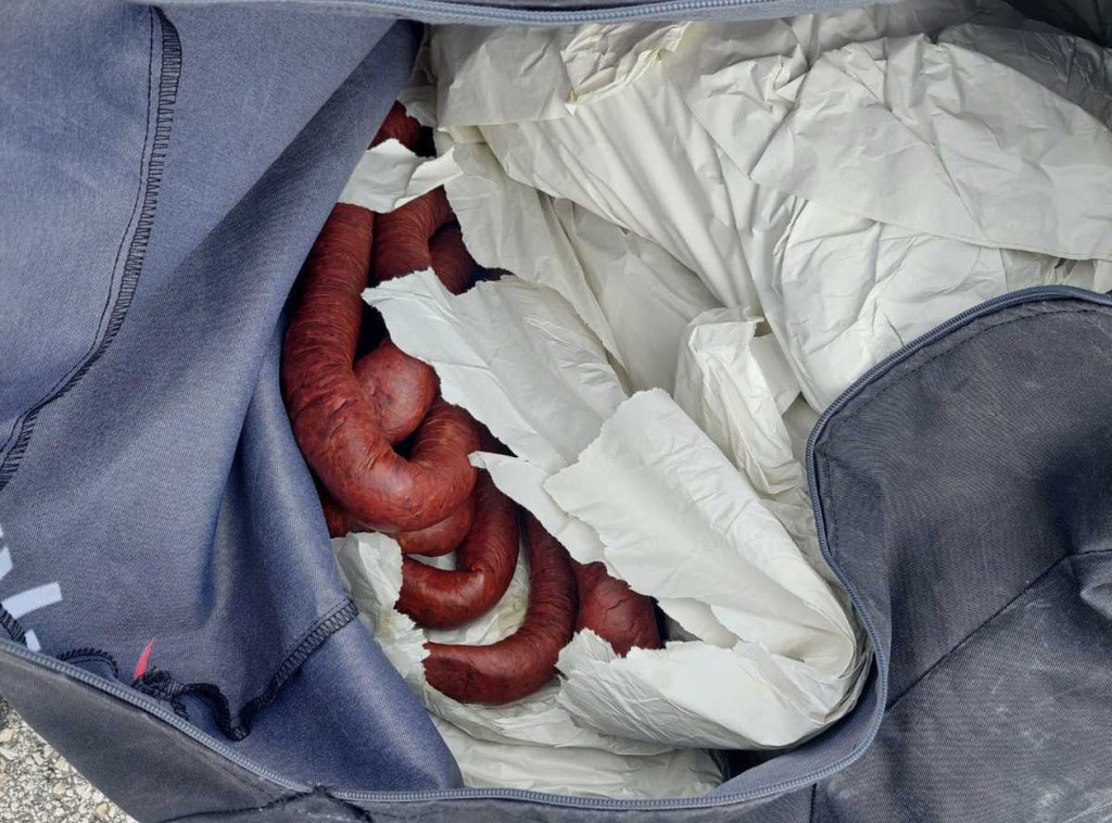 U Vranju sprečeno krijumčarenje haljina i mesnih proizvoda vrednih 15.000 evra