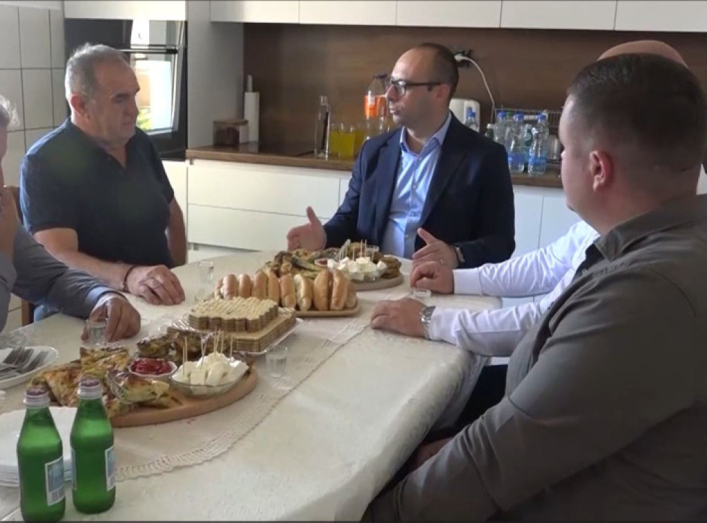 Predstavnici Srpske liste obišli u Vidanju sedmočlanu porodicu Vulićević