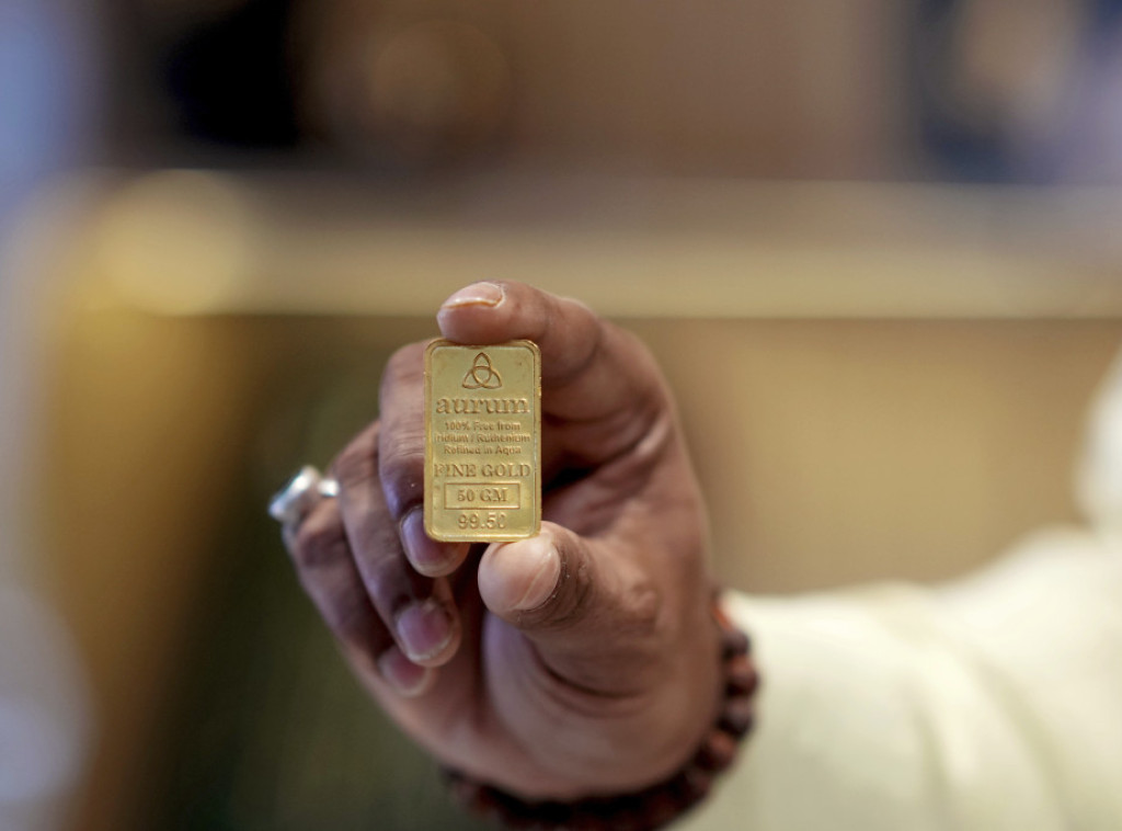 Cene zlata skočile na rekordnih 3.728 dolara po unci