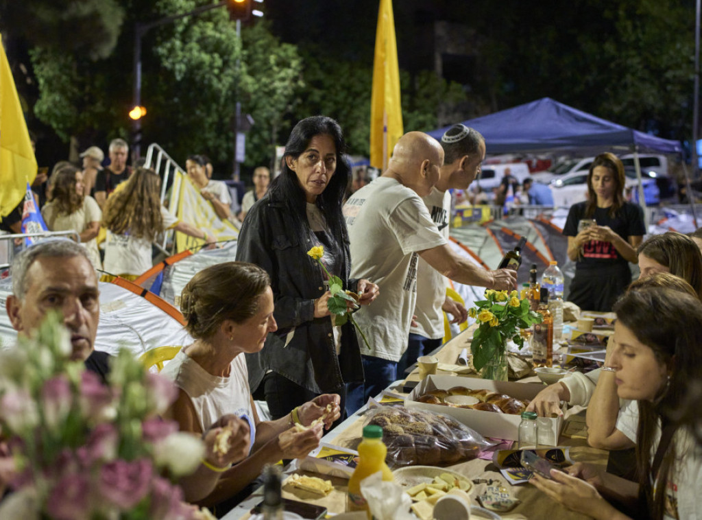 Stotine ljudi sa porodicama talaca protestuju ispred Netanjahuove kuće uoči Roš Hašan