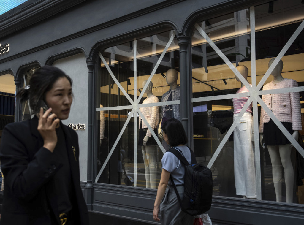 Hongkong podigao upozorenje na tajfun na nivo osam, evakuacije u Kini u toku