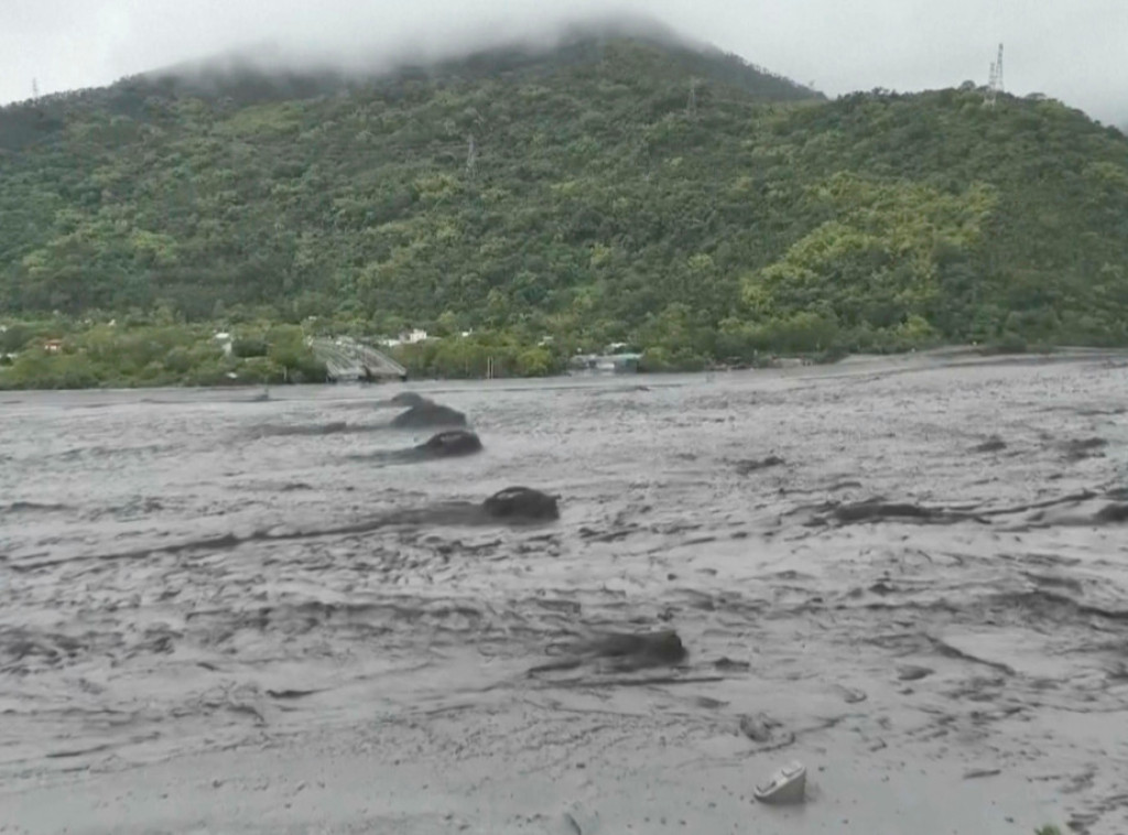 Nakon izlivanja jezera u istočnom Tajvanu poginule dve osobe, nestalo 30
