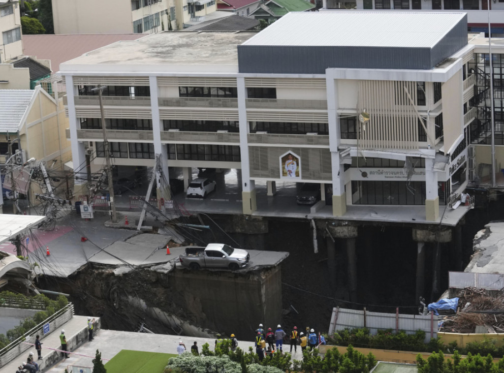 U centru Bangkoka pojavila se rupa duboka 50 metara, "progutala" automobile i bandere