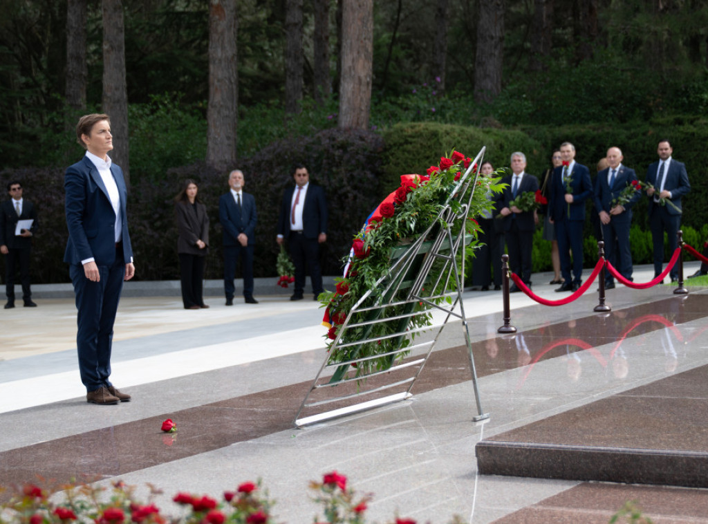 Brnabic lays wreaths at Heydar Aliyev's tomb, Eternal Flame memorial in Baku