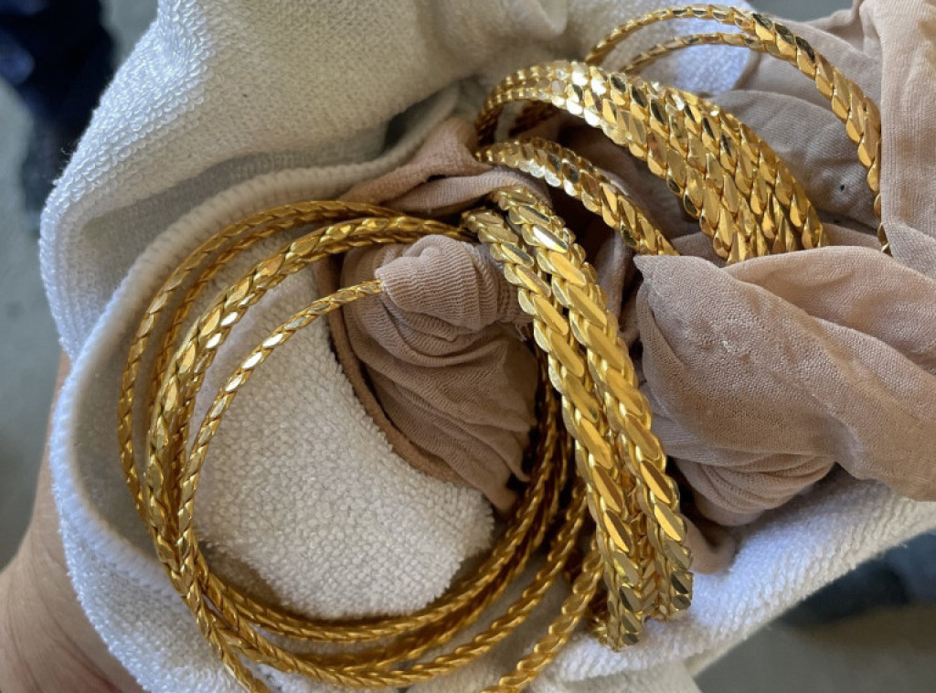 Carinici pronašli zlato u gepeku automobila, iza akumulatora