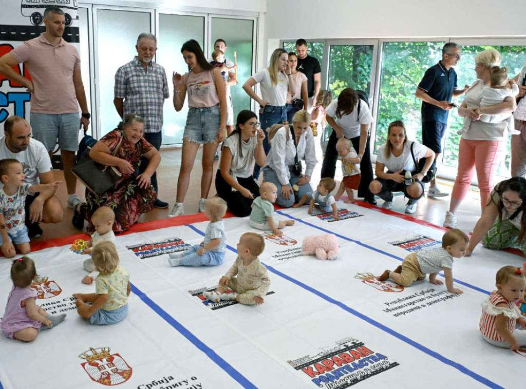 Na Karavanu roditeljstva na Savskom vencu više od 20 beba učestvovalo u Puzijadi