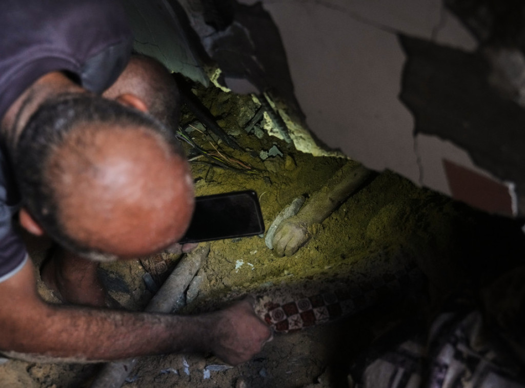 Žena i najmanje dvoje dece poginuli pod ruševinama u Gazi