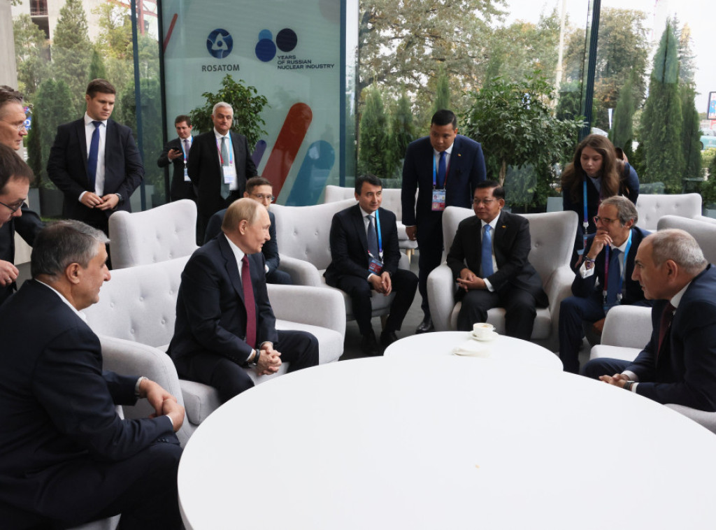 Putin najavio da će Rusija uskoro proizvoditi plutajuće nuklearne elektrane