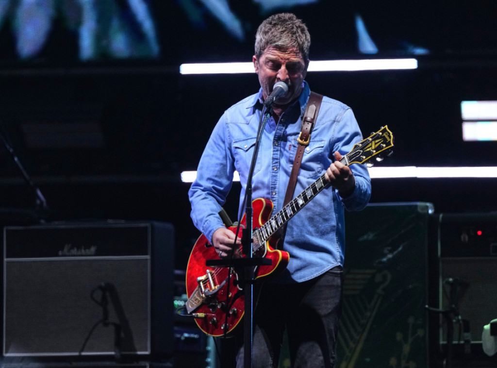 Gitara frontmena Oejzisa, koju je razbio u noći raspada benda, biće prodata na aukciji