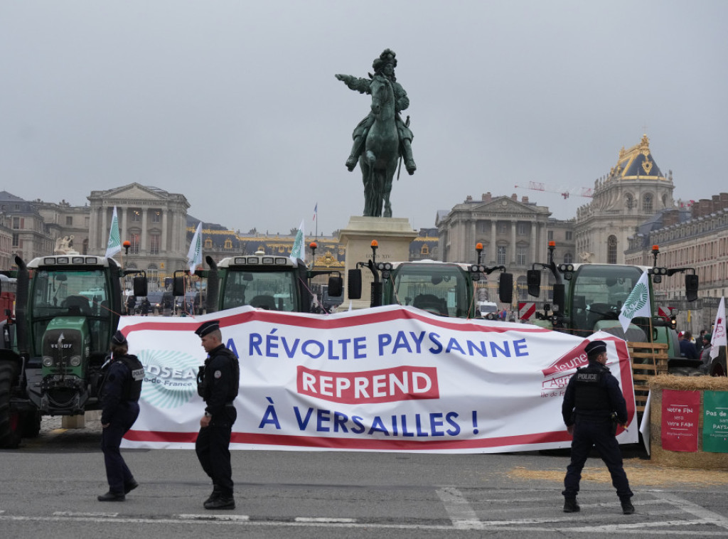 Poljoprivrednici s traktorima ispred Versaja protestuju protiv sporazuma s Merkosurom