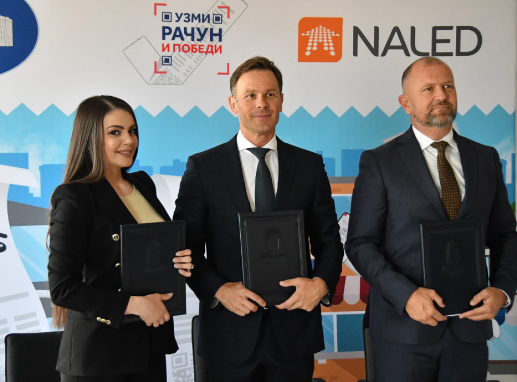 Mali uručio ključeve stana i automobila dobitnicima igre "Uzmi račun i pobedi"