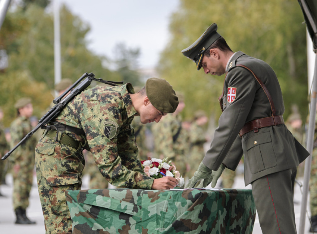 Kadeti i slušaoci za rezervne oficire položili su danas svečanu zakletvu na Banjici